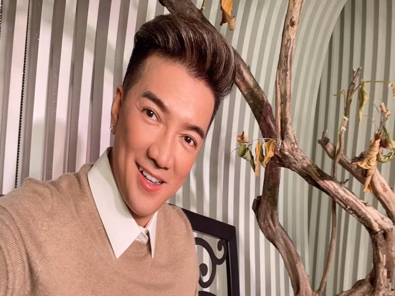 Năm 2020, Đàm Vĩnh Hưng chia sẻ trên fanpage thông tin sai sự thật rằng 2 bệnh nhân đến từ Vũ Hán (Trung Quốc) được điều trị tại bệnh viện Chợ Rẫy đã chết. Tuy nhiên, thực tế, 1 trong 2 bệnh nhân đã khỏi bệnh và sức khỏe người còn lại đã có tiến triển tốt hơn. Sau khi bị phản ứng, Mr Đàm vội chỉnh sửa thông tin. Vì đưa tin sai, nam ca sĩ bị phạt 10 triệu. Hiện tại, Đàm Vĩnh Hưng chưa lên tiếng về việc chấm thi hoa hậu gây tranh cãi. Ảnh: FB Đàm Vĩnh Hưng