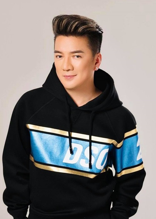 Đàm Vĩnh Hưng bị phản đối chấm Miss World Vietnam còn bởi nhiều lần có những lời lẽ thiếu kiềm chế. Năm 2019, Mr Đàm đăng status treo thưởng 20 triệu cho ai tát người cha bạo hành con ở Tiền Giang. Cùng thời điểm, một nhóm người kéo đến nhà người đàn ông này đánh đập không thương tiếc. Ảnh: FB Đàm Vĩnh Hưng