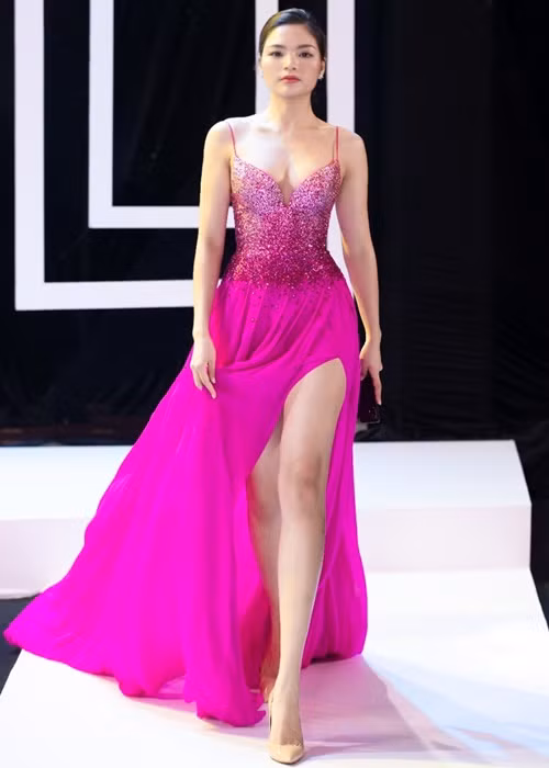 Nguyễn Vân Anh sinh năm 1995, tốt nghiệp ngành Quản trị dịch vụ Du lịch và Lữ hành tại Đại học Kinh tế Quốc dân – Hà Nội.