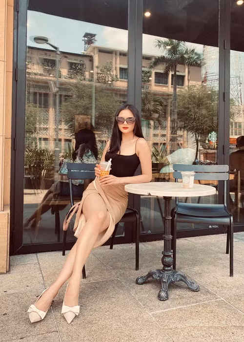 Tối nay, chân dài đến từ Hưng Yên có buổi trò chuyện online với ban tổ chức cùng đại diện Ethiopia, Italy và Myanmar.