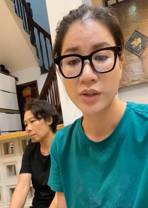 Sau khi trở về nhà, Trang Trần livestream mắng Hồ Văn Cường “vô ơn”, “vong ơn bội nghĩa”, “có cái miệng ăn cơm mà không có cái miệng mở ra nói” khi để cho mẹ nuôi bị vu oan suốt bao tháng mà không lên tiếng. Ảnh: Đất Việt