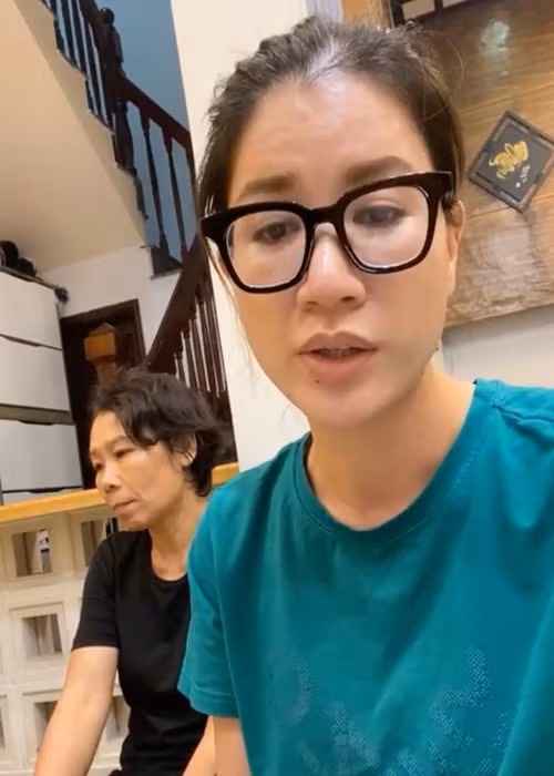 Sau khi trở về nhà, Trang Trần livestream mắng Hồ Văn Cường “vô ơn”, “vong ơn bội nghĩa”, “có cái miệng ăn cơm mà không có cái miệng mở ra nói” khi để cho mẹ nuôi bị vu oan suốt bao tháng mà không lên tiếng. Ảnh: Đất Việt