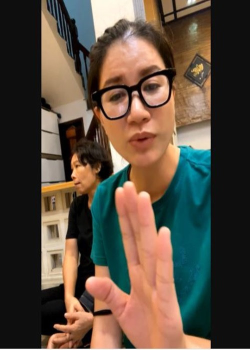 Hành động và phát ngôn của Trang Trần gây ra tranh cãi trái chiều. Đa phần ý kiến cho rằng Trang Trần tham gia quá nhiều vào câu chuyện của người khác, dồn ép Hồ Văn Cường. Một số khán giả còn lo lắng cho tâm lý của Hồ Văn Cường trước sức ép từ Trang Trần. Ảnh: Saostar