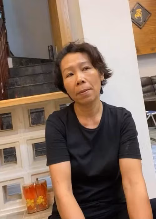 Phía mẹ ruột của Hồ Văn Cường lên tiếng. Bà nhắn nhủ bà Phương Hằng: "Tiền trong gia đình của em thì em đâu có nhờ chị đòi giúp em, chị muốn gì thì em đưa cho chị... Em muốn là mấy cô mấy bác đừng có tin đồn cho chị Nhung, chị ra đi rồi để cho chị yên nghỉ". Ảnh: Công lý và xã hội