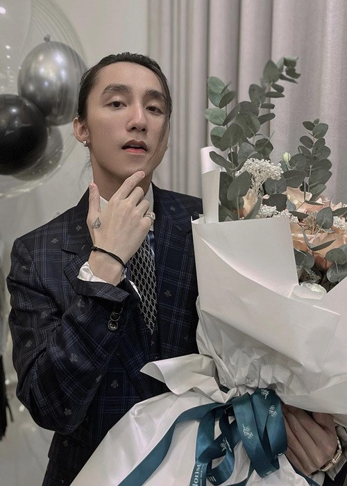 Mới đây, Sơn Tùng M-TP lộ diện với vẻ ngoài ngày càng điển trai, bảnh bao. Ảnh: FB Sơn Tùng M-TP