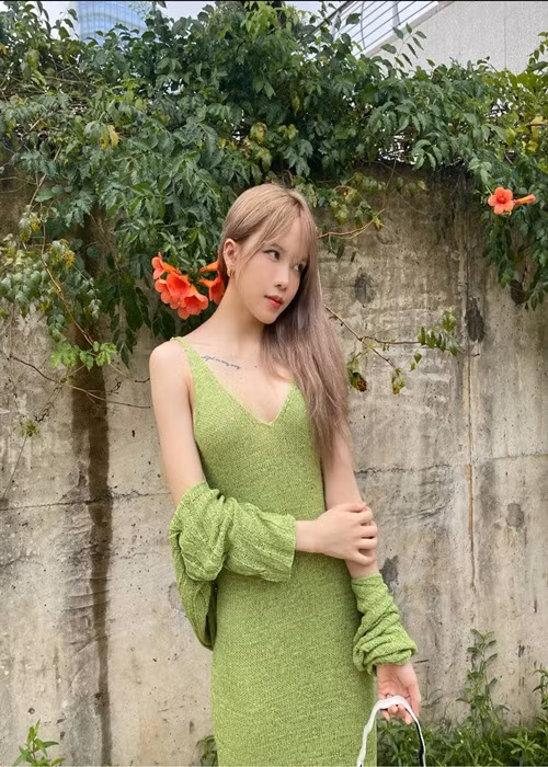 Gần đây, Thiều Bảo Trâm gây xôn xao khi giả fan để lại bình luận tự khen bản thân nhưng bất cẩn quên chưa chuyển tài khoản mà dùng ngay tài khoản thật. Nữ ca sĩ giải thích: "Mình chỉ vào tương tác trêu các bé nhà mình. Các em bảo bình luận câu đó để kiểm tra group vui với nhau thôi mà. Chúng mình đùa vui thôi mà". Ảnh: FB Thiều Bảo Trâm