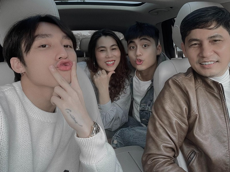 Không lâu sau ồn ào tình ái, Sơn Tùng M-TP đăng tải hình ảnh vui vẻ bên gia đình. Ảnh: FB Sơn Tùng M-TP