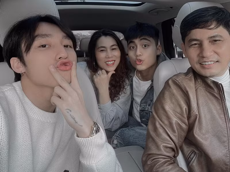 Không lâu sau ồn ào tình ái, Sơn Tùng M-TP đăng tải hình ảnh vui vẻ bên gia đình. Ảnh: FB Sơn Tùng M-TP