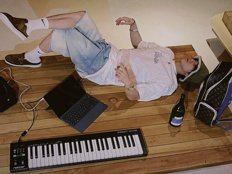 Nam ca sĩ gốc Thái Bình chủ yếu chia sẻ hình ảnh đi diễn hoặc sáng tác nghệ thuật. Ảnh: FB Sơn Tùng M-TP