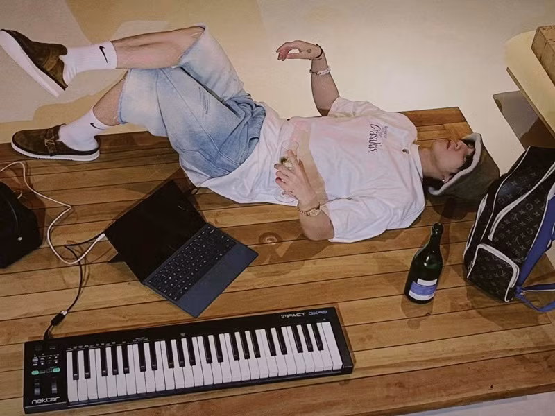 Nam ca sĩ gốc Thái Bình chủ yếu chia sẻ hình ảnh đi diễn hoặc sáng tác nghệ thuật. Ảnh: FB Sơn Tùng M-TP