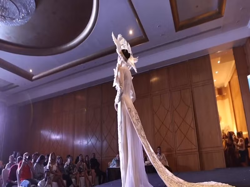 Đại diện Việt Nam tự tin trình diễn quốc phục nặng 30kg trên đấu trường nhan sắc quốc tế. Ảnh chụp màn hình