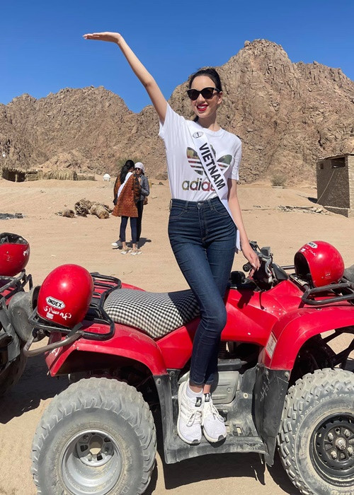 Ái Nhi phải mua bikini ở chợ Ai Cập và nhờ các thí sinh khác hỗ trợ về trang phục. Ảnh: FB Ái Nhi