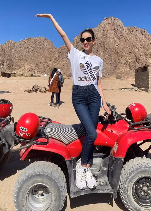 Ái Nhi phải mua bikini ở chợ Ai Cập và nhờ các thí sinh khác hỗ trợ về trang phục. Ảnh: FB Ái Nhi