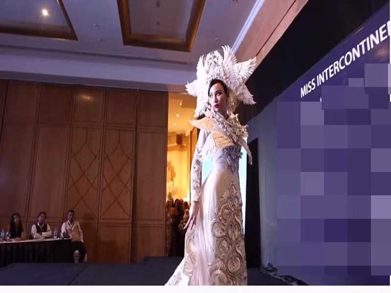 Ái Nhi được khen ngợi về thần thái ở phần thi trang phục dân tộc. Ảnh chụp màn hình