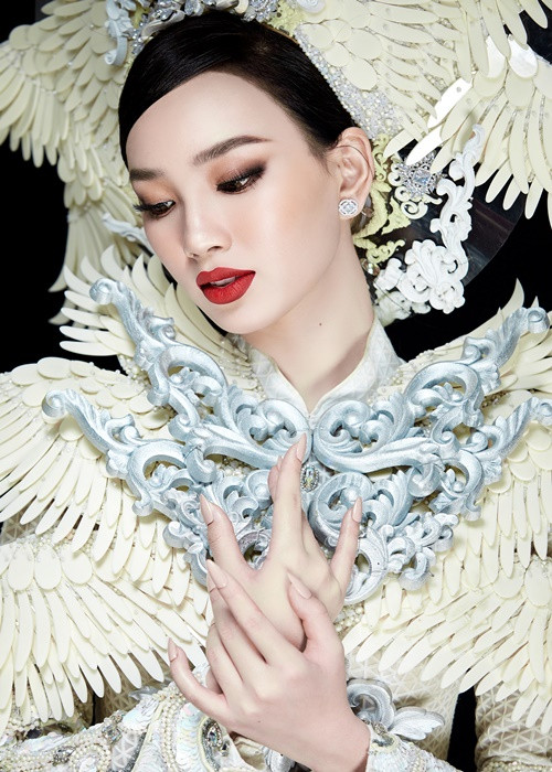 Mặc dù thiết kế “Phượng Hoàng” đã xuất hiện trên truyền thông trước đó nhưng nhà thiết kế cũng như Ái Nhi không cảm thấy quá áp lực trước những khen chê từ phía dư luận. Ảnh: Hoàng Phúc