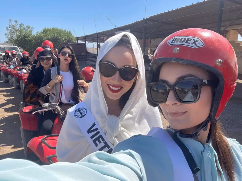 Vừa qua khi đến sân bay Cairo – Ai Cập, Ái Nhi bị giữ 3/4 số hành lý vì bị hải quan nghi buôn lậu quần áo do đóng gói trang phục quá cẩn thận. Ảnh: FB Ái Nhi