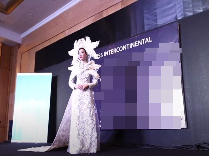 Ở phần thi trang phục dân tộc tại Miss Intercontinental 2021 - Hoa hậu Liên lục địa, Trần Hoàng Ái Nhi lựa chọn thiết kế “Phượng Hoàng” của NTK Đặng Trọng Minh Châu. Ảnh chụp màn hình