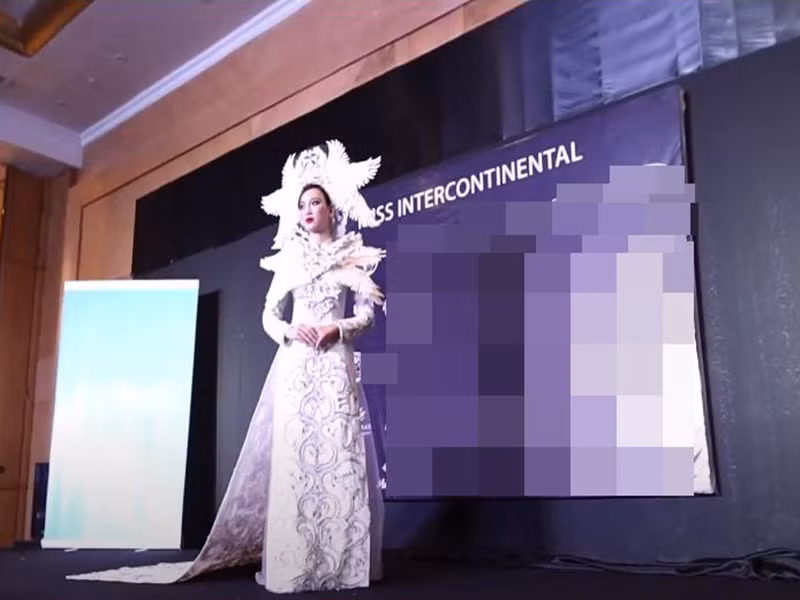 Ở phần thi trang phục dân tộc tại Miss Intercontinental 2021 - Hoa hậu Liên lục địa, Trần Hoàng Ái Nhi lựa chọn thiết kế “Phượng Hoàng” của NTK Đặng Trọng Minh Châu. Ảnh chụp màn hình