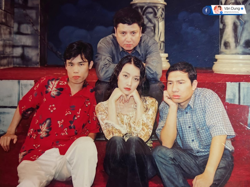 Vân Dung khoe ảnh cũ bên các nam đồng nghiệp: Chí Trung, Quang Thắng, Hiệp Gà. Ảnh: FB Vân Dung