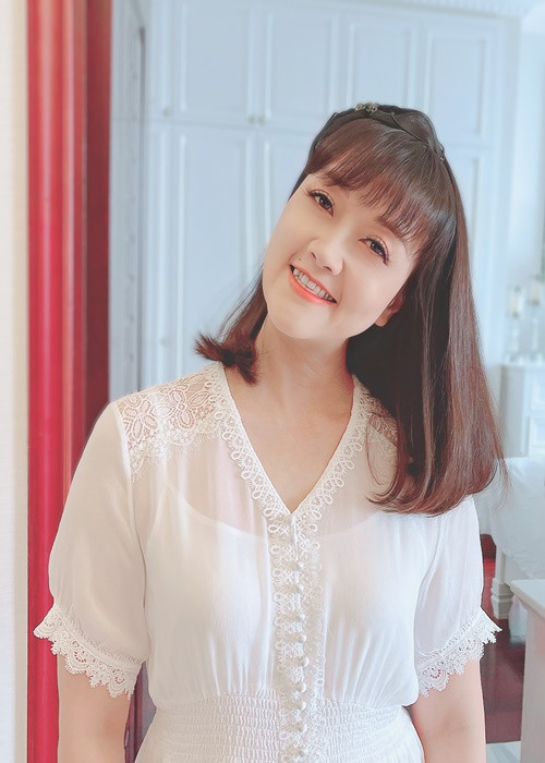 Vân Dung chia sẻ, cô luôn muốn bản thân đẹp kể cả khi ở nhà. Vân Dung bày tỏ: "Mẹ tôi ở nhà cũng điểm trang, búi tóc gọn gàng, quần là áo lượt. Mẹ dạy tôi ở nhà cũng cần đẹp. Vì vậy trên sân khấu tôi không bao giờ sợ xấu cả, nhưng bước chân ra ngoài đường thì tôi không thích thế”. Ảnh: FB Vân Dung