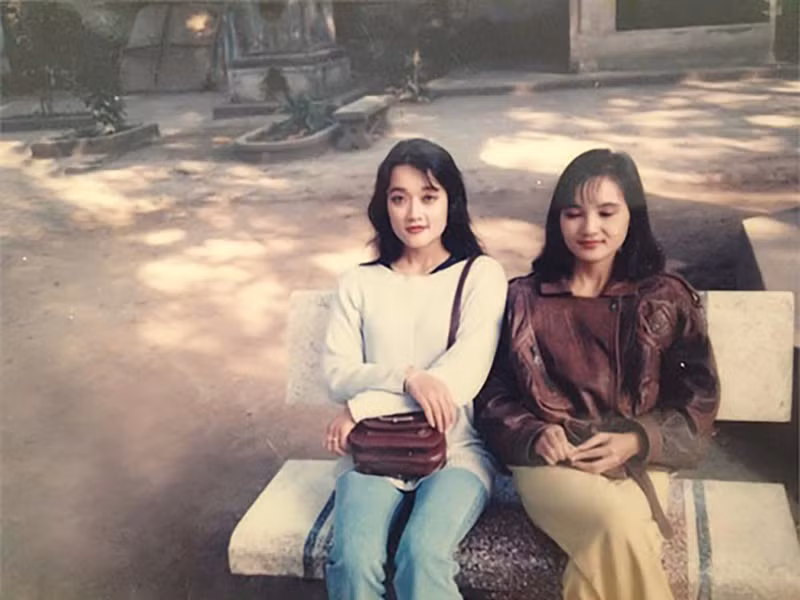 Ở tuổi đôi mươi, Vân Dung xinh đẹp, ăn mặc sành điệu. Ảnh: FB Vân Dung