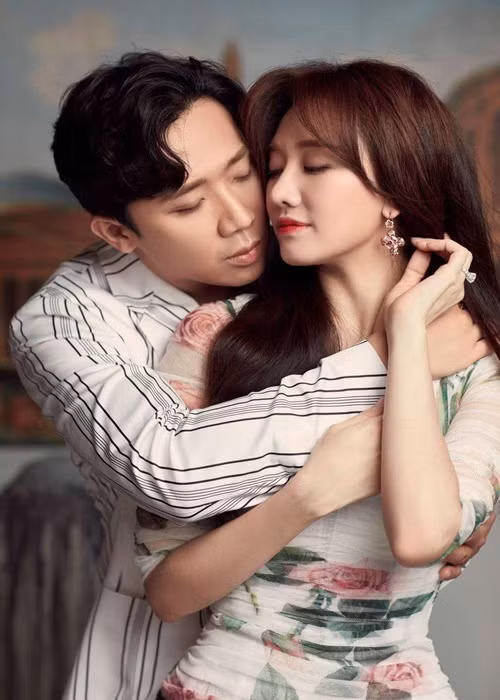 Hari Won thường chia sẻ niềm tự hào về hôn nhân của cô với Trấn Thành. Nữ ca sĩ từng bày tỏ, cuộc đời cô từ đầu đến giờ cái gì cũng thấy sai, chỉ có lấy Trấn Thành là không sai. Khi Trấn Thành vướng thị phi, Hari Won luôn đứng về phía chồng.