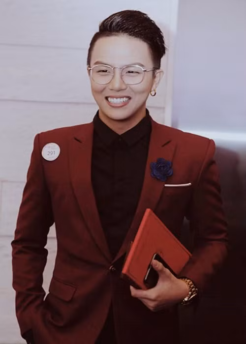 Ngay trong đám cưới của Trấn Thành - Hari Won, Duy Khánh bật khóc và cáo lỗi ra về vì việc riêng. Hành động của Duy Khánh khiến nhiều người đặt nghi vấn về mối quan hệ giữa anh và Trấn Thành. Sau đó, Duy Khánh khẳng định, anh chỉ xem Trấn Thành là thần tượng của mình. Ảnh: FB Duy Khánh