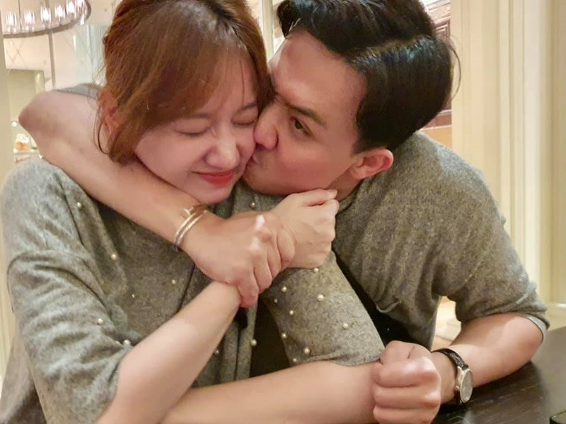 Nam danh hài hết lời khen vợ: “Với một người phức tạp như tôi, nói thẳng luôn là tôi rất mau chán, sống cùng tôi 5 năm rồi thì Hari phải tuyệt vời như thế nào. Không phải tôi nâng vợ mình quá nhưng thực sự Hari là một cô gái rất thông minh và biết điều”. Ảnh: FB Trấn Thành