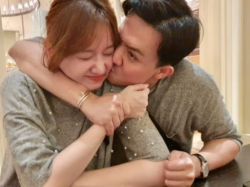 Nam danh hài hết lời khen vợ: “Với một người phức tạp như tôi, nói thẳng luôn là tôi rất mau chán, sống cùng tôi 5 năm rồi thì Hari phải tuyệt vời như thế nào. Không phải tôi nâng vợ mình quá nhưng thực sự Hari là một cô gái rất thông minh và biết điều”. Ảnh: FB Trấn Thành