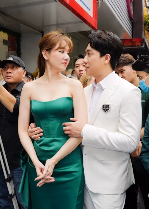 Trấn Thành cho biết, anh không cần một người phụ nữ biết nấu ăn mà chỉ cần một người phụ nữ biết ăn món anh nấu. Theo Trấn Thành, Hari Won đầy năng lượng giúp anh luôn cảm thấy vui vẻ, yêu đời hơn. Ảnh: FB Trấn Thành