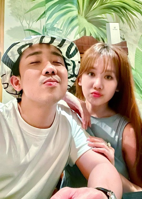 Trấn Thành chiều chuộng Hari Won hết mức từ việc đưa hết tiền cho vợ quản lý, mua tặng vợ đồ hiệu đắt tiền, đến vào bếp nấu cho vợ món ngon.