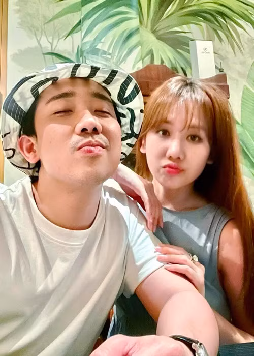 Trấn Thành chiều chuộng Hari Won hết mức từ việc đưa hết tiền cho vợ quản lý, mua tặng vợ đồ hiệu đắt tiền, đến vào bếp nấu cho vợ món ngon.