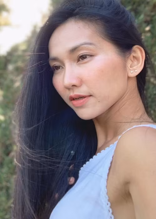 Kim Hiền đáp trả antifan: "Đây là cái máy nó setup trong Facebook bạn ơi! Mong bạn trước khi viết ra hãy nghĩ bạn không phải là mình, cũng như mình không thể là bạn mà nói cảm xúc hay nói bất cứ điều gì! Ở Mỹ mình học 1 điều tôn trọng suy nghĩ và đừng đọc giùm suy nghĩ người khác, thay vào đó hãy tự nhắc bản thân mình đã làm gì tốt cho 1 ngày! Chào bạn! Và mình nói luôn! Giờ chúng ta khác nhau rất nhiều!". Ảnh: FB Kim Hiền