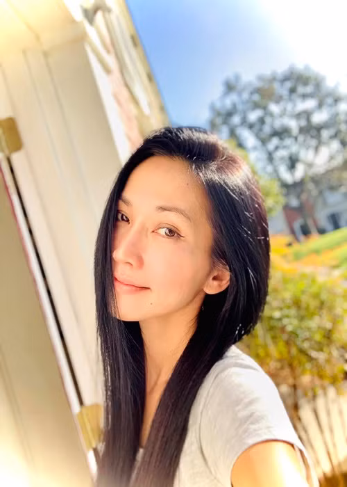 Trường hợp của Kim Hiền cũng giống Lệ Quyên. Khi Kim Hiền đăng tải một đoạn clip cùng cô con gái, một số cư dân mạng lại mỉa mai nữ diễn viên không đăng bài chia buồn với gia đình Phi Nhung. Ảnh: FB Kim Hiền