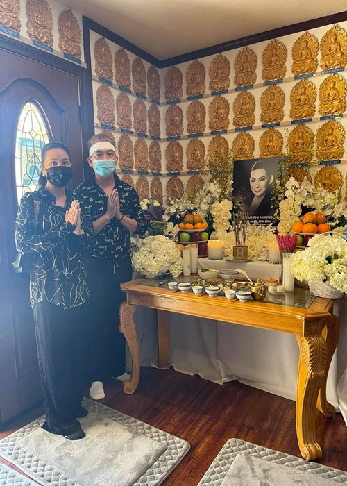 Hoa hậu Thu Hoài đến viếng Phi Nhung. Cô tâm sự: “Chị ở đó tươi xinh, thiệt là đẹp, mình nhìn mà không nghĩ chị đã đi rồi. Năm nay mình mất một người chị và một người bạn yêu quý của mình đều tên Nhung. Lòng trĩu nặng”. Ảnh: FB Thu Hoài