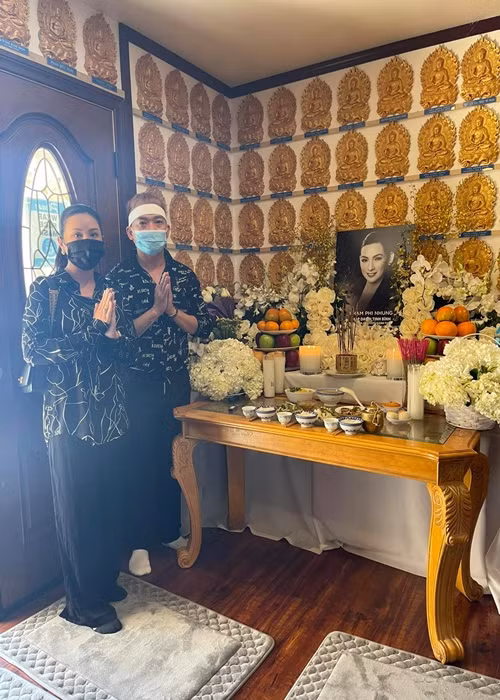 Hoa hậu Thu Hoài đến viếng Phi Nhung. Cô tâm sự: “Chị ở đó tươi xinh, thiệt là đẹp, mình nhìn mà không nghĩ chị đã đi rồi. Năm nay mình mất một người chị và một người bạn yêu quý của mình đều tên Nhung. Lòng trĩu nặng”. Ảnh: FB Thu Hoài