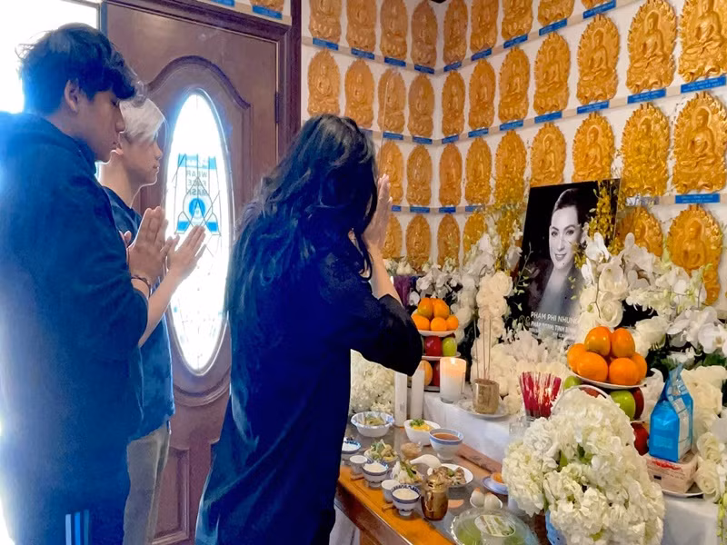 Vợ cũ Bằng Kiều nghẹn ngào: “Không có từ nào có thể diễn tả được cảm xúc đau buồn đến nhói tim khi dì Út đeo khăn tang trắng lên đầu cho chị. Em của chị đã ra đi thật rồi. Nhìn di ảnh của em trên bàn thờ mà nước mắt cứ rơi”. Ảnh: FB Trizzie Phương Trinh