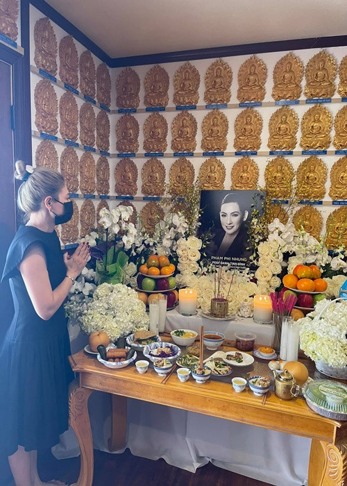 Thanh Thảo đến viếng Phi Nhung. Cô hiện tại vẫn chưa thể tin Phi Nhung qua đời. Ảnh: FB Thanh Thảo