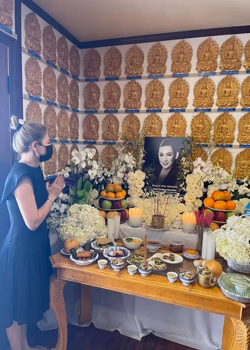 Thanh Thảo đến viếng Phi Nhung. Cô hiện tại vẫn chưa thể tin Phi Nhung qua đời. Ảnh: FB Thanh Thảo