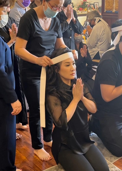 Bang Kieu, Quang Minh vieng co ca si Phi Nhung o My