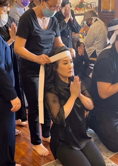 Bang Kieu, Quang Minh vieng co ca si Phi Nhung o My