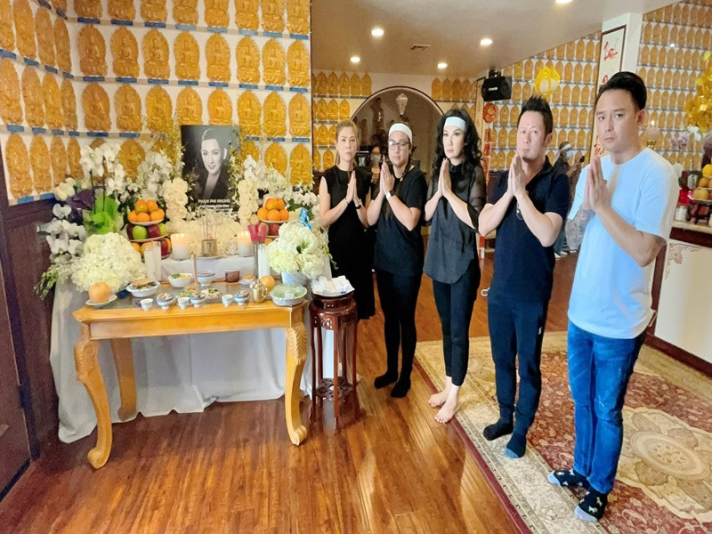 Bằng Kiều cũng có mặt để chia buồn cùng con gái của Phi Nhung. Ảnh: FB Trizzie Phương Trinh