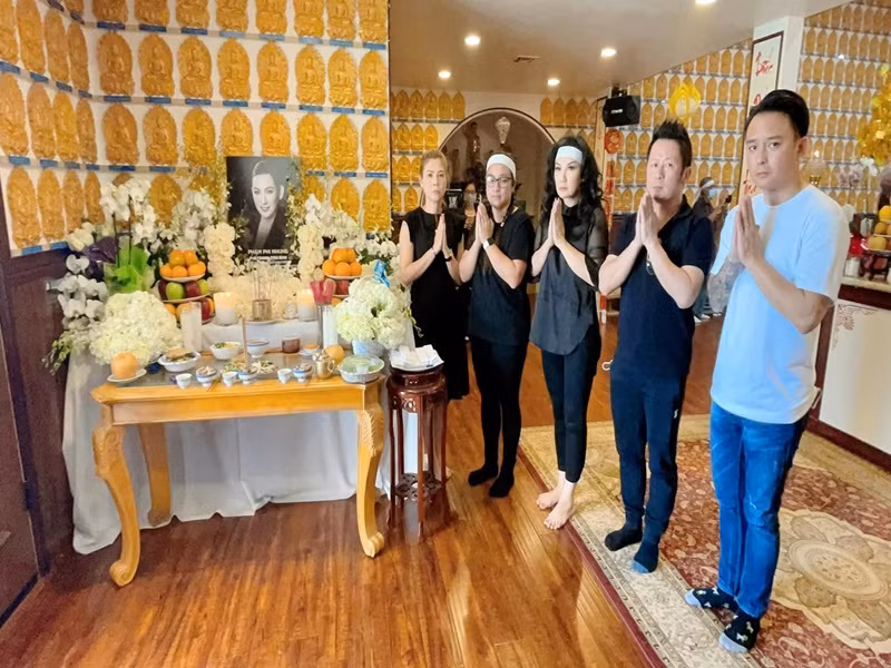 Bằng Kiều cũng có mặt để chia buồn cùng con gái của Phi Nhung. Ảnh: FB Trizzie Phương Trinh