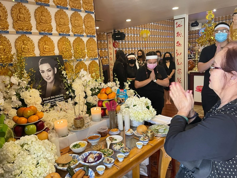 Mẹ chồng cũ của Trizzie Phương Trinh đến viếng Phi Nhung. Ảnh: FB Trizzie Phương Trinh