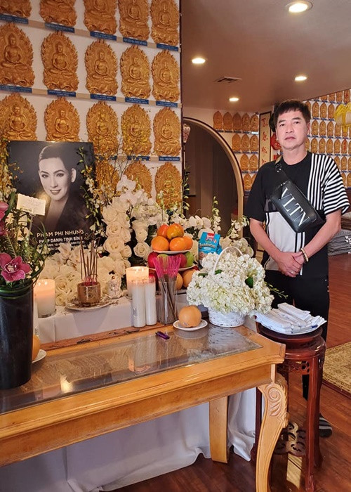 Diễn viên Quang Minh đến tiễn biệt Phi Nhung. “Hôm nay anh đến thắp cho em một nén hương thương tiếc tiễn biệt em mong em ra đi thanh thản”, Quang Minh viết. Ảnh: FB Quang Minh