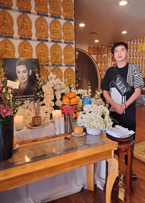 Diễn viên Quang Minh đến tiễn biệt Phi Nhung. “Hôm nay anh đến thắp cho em một nén hương thương tiếc tiễn biệt em mong em ra đi thanh thản”, Quang Minh viết. Ảnh: FB Quang Minh