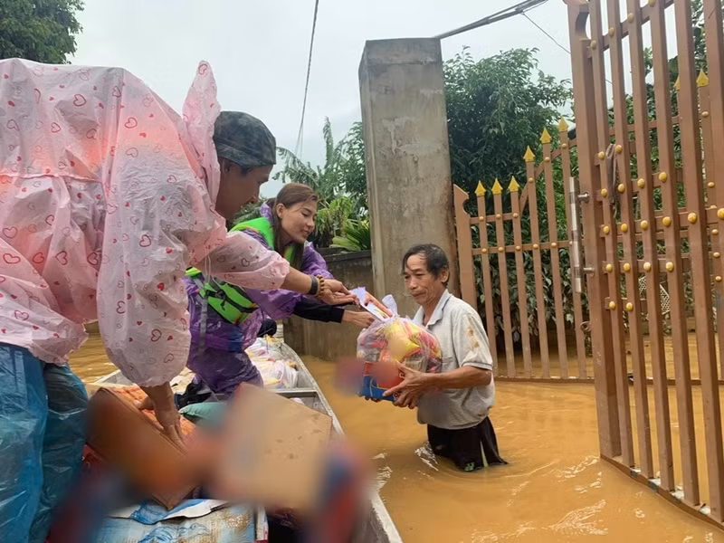 Nữ diễn viên đi thuyền trao tấm lòng của các nhà hảo tâm đến tận tay người dân miền Trung. Ảnh: Yan