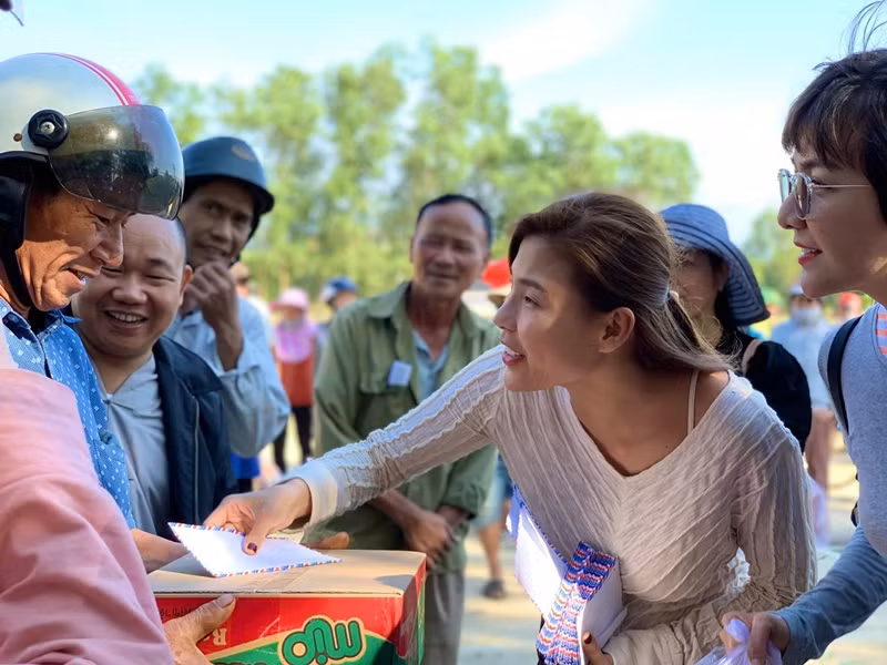 Thúy Diễm hiện tại vẫn sử dụng trang cá nhân nhưng khóa bình luận đối với người lạ. Ảnh: FB Thúy Diễm