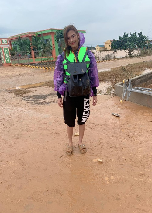 Thúy Diễm chia sẻ trên Saostar: “Mỗi ngày đi đến đâu, đến tỉnh nào, cho ai bao nhiêu tôi đều công khai. Tất cả còn nằm trên Facebook cá nhân của tôi. Không có xóa bài, mọi người có thể vào đó tìm hiểu. Cây ngay không sợ chết đứng”. Ảnh: Yan