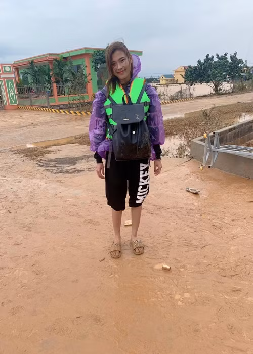 Thúy Diễm chia sẻ trên Saostar: “Mỗi ngày đi đến đâu, đến tỉnh nào, cho ai bao nhiêu tôi đều công khai. Tất cả còn nằm trên Facebook cá nhân của tôi. Không có xóa bài, mọi người có thể vào đó tìm hiểu. Cây ngay không sợ chết đứng”. Ảnh: Yan